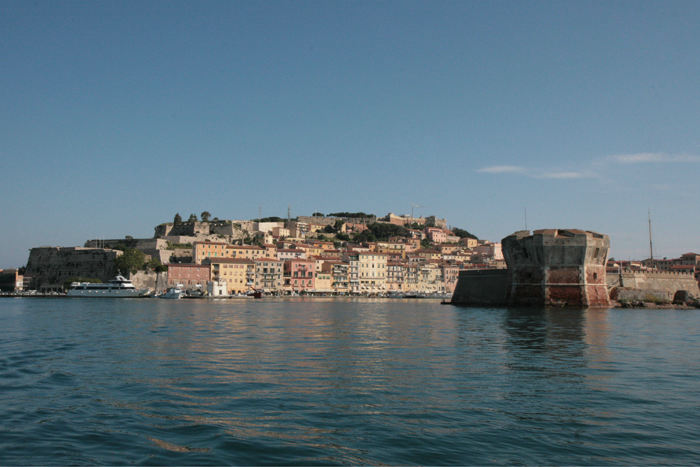 Det blev tid til at komme videre mod Korsika. Her forlader vi den gamle havn i Portoferraio på Elba. I forgrunden ses Torre del Martello o di Passanante.