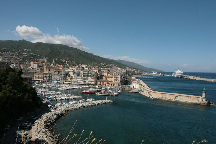 Vieux Port i Bastia set oppe fra Citadellet. Den gamle havn ligger inde midt i den gamle bydel, meget centralt. Selv med flere hold moler kunne der være lidt uroligt. 
