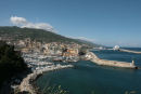 Vieux Port i Bastia set oppe fra Citadellet. Den gamle havn ligger inde midt i den gamle bydel, meget centralt. Selv med flere hold moler kunne der være lidt uroligt. 