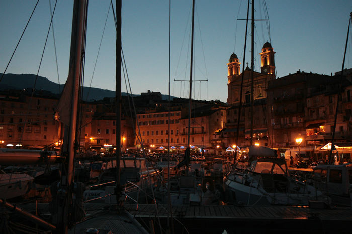 Aftenstemning i den gamle havn i Bastia. Hele havnepromenaden var fyldt med restauranter, så der var mange turister det meste af døgnet. 