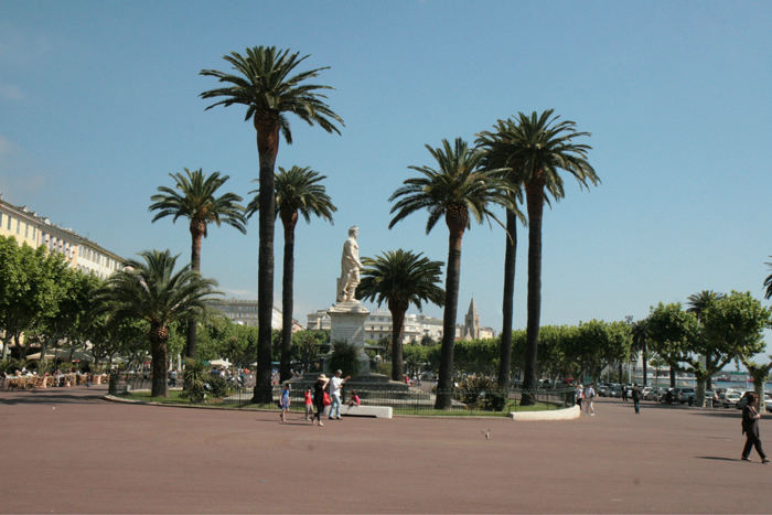Place Saint-Nicolas, der er den centrale plads i Bastia. Det er her, man mødes, og der er masser af cafeer/ restauranter langs pladsen.