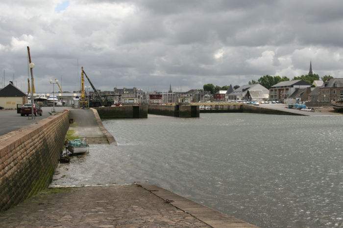 Sådan så der ud, da vi rundede molehovedet i Paimpol og satte kurs mod slusen ind til inderhavnen, hvor der var vand nok ved lavvande. 