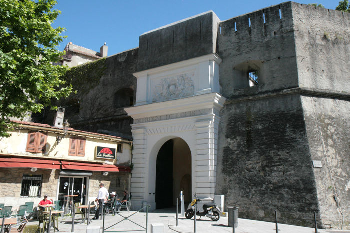 Den flotte gamle byport, der fører ind til La Citadelle i Bastia. Citadellet er omkranset af høje, tykke mure.