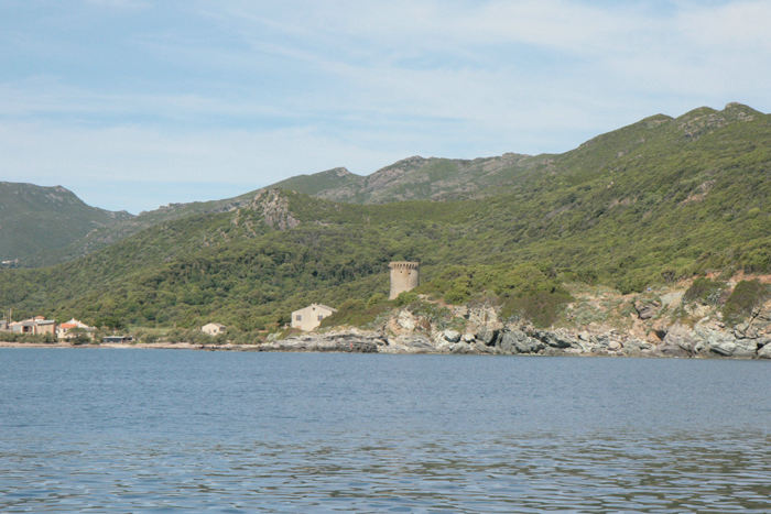 Langs hele kysten rundt om Korsika er der bygget et stort antal vagttårne, mens Korsika var under italiensk herredømme og styret fra Genova frem til 1764. 