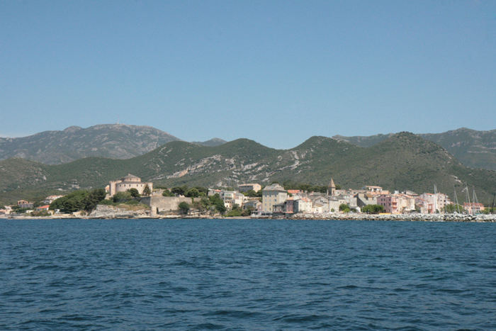 Saint-Florent, en af de hyggeligste byer på den nordlige del af Korsika. Marinaen, der ligger lige op og ned af centrum i den gamle bydel, er godt beskyttet.