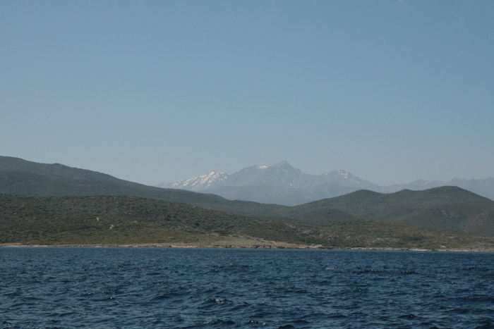 Det var en rigtig flot tur fra Saint-Florent til Calvi langs nordkysten af Korsika. Der var flere fine sandstrande og i baggrunden de høje bjerge med sne på toppen.