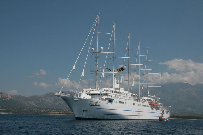 Vi har mødt rigtig mange krydstogtsskibe på vor tur - ”Club Med 2” var et af de lidt mere specielle. Her for anker uden for havnen i Calvi. 