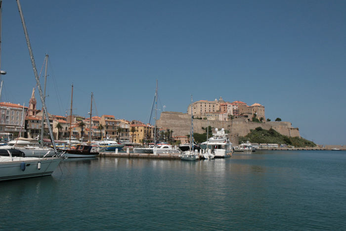 Havnen i Calvi ligger godt beskyttet inde bag klippen med det gamle Citadel. Calvi er et af de mest populære turistmål på Korsika, og det forstår vi godt. Her var rigtig dejligt. 