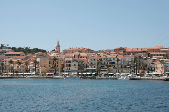Havnefronten i Calvi med de flotte gamle huse og restauranterne, der ligger som perler på en snor langs havnepromenaden. 