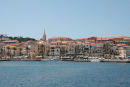 Havnefronten i Calvi med de flotte gamle huse og restauranterne, der ligger som perler på en snor langs havnepromenaden. 