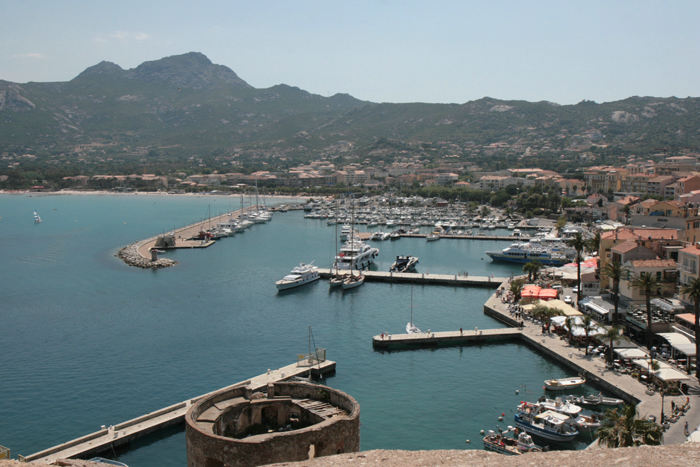 Udsigten oppe fra Citadellet ud over havnen i Calvi. Der var rigtig mange, der lå for anker i bugten lige uden for havnen.