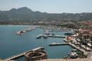 Udsigten oppe fra Citadellet ud over havnen i Calvi. Der var rigtig mange, der lå for anker i bugten lige uden for havnen.