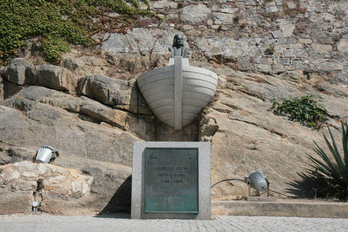 Også her på Korsika slår de mønt på Christoffer Columbus. Der er rejst et mindesmærke for ham ved indgangen til citadellet i Calvi.