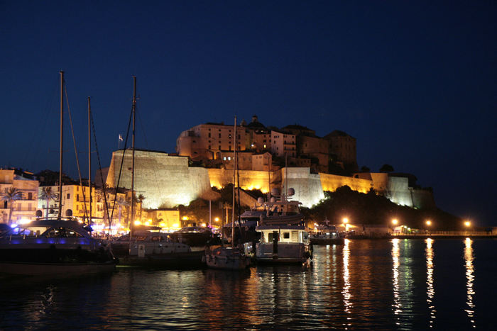Aftenstemning i Calvi. Citadellet var flot belyst om aftenen.