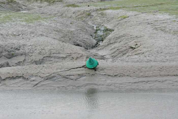 Det var lidt specielt at se bøjerne, som vi havde sejlet efter på vej ind til havnen i Paimpol, ligge på tørt sand ved lavvande.