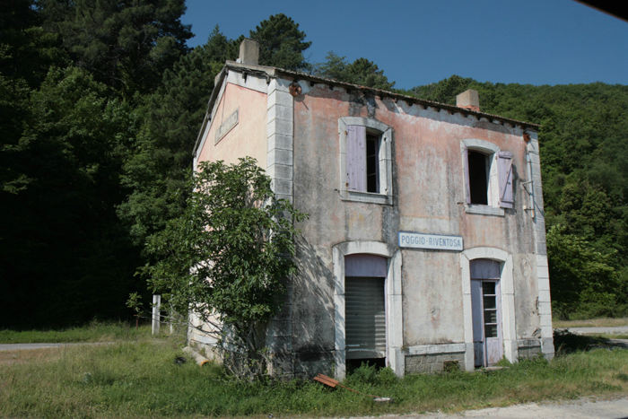 Den smalsporede jernbane mellem Ajaccio og Bastia var flot vedligeholdt undtagen stationerne, dem havde de ladet forfalde. Det var lidt synd. 