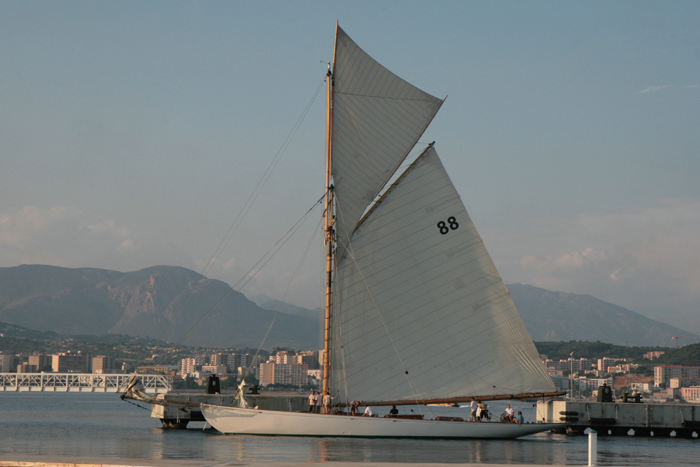 Mens vi lå i Ajaccio, var der regatta for store gamle træskibe. Det var et flot syn, når de stille kom glidende forbi inde i havnen for sejl.