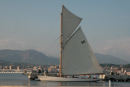 Mens vi lå i Ajaccio, var der regatta for store gamle træskibe. Det var et flot syn, når de stille kom glidende forbi inde i havnen for sejl.