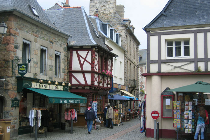 En af de meget smalle gader i Paimpol. Den gamle bydel var rigtig hyggelig med mange forskellige forretninger. 
