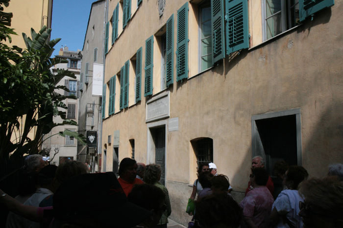 Nu vi var i Ajaccio, skulle vi også se, hvor Napoleon Bonaparte var født. Der var trængsel foran hans fødehjem. Huset er blevet udbygget flere gange, efter at Napoleon kom til magten. 
