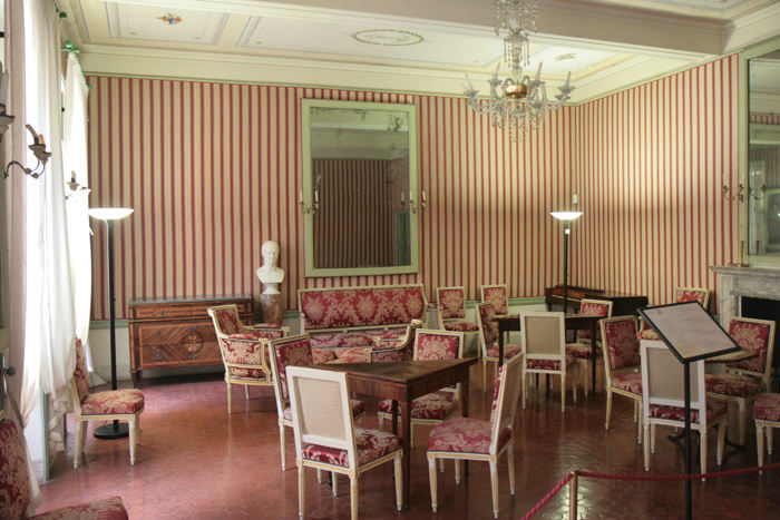 Napoleon Bonaparte’s fødehjem. Man har forsøgt at føre huset tilbage til sit oprindelige udseende og møbleret det med de originale møbler eller nogle tilsvarende. 
