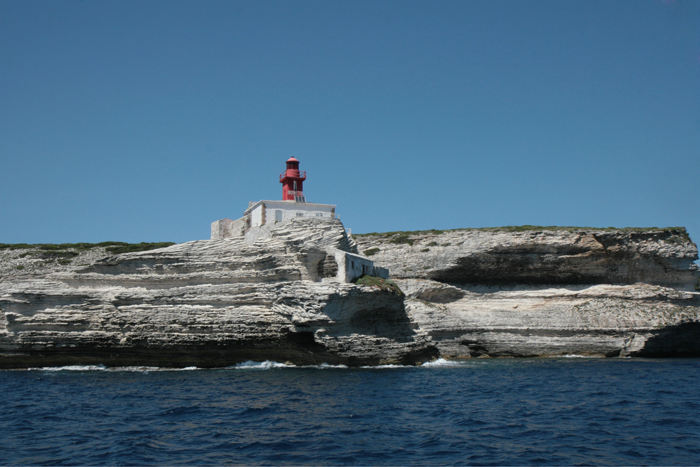Fyret ved indsejlingen til havnen i Bonifacio. Man kan ikke se havnen ude fra vandet, kun fyret på klippen fortæller, at der er en indsejling. Det var en rigtig flot indsejling.