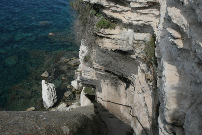 Oppe fra Bonifacios Haute Ville går der en trappe ned til vandet på sydsiden af klippen. L’Escalier du Roy D’Aragon har 187 trin. Legenden siger, at den blev hugget ud på en nat - de har haft travlt!