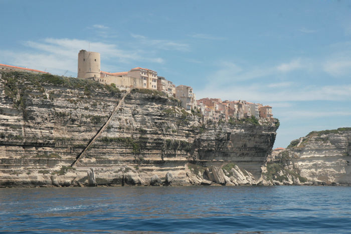 Bonifacio var en uindtagelig fæstning, og det forstår man godt. Trappen – L’Escalier du Roy D’Aragon ses tydeligt. Husene er næsten bygget ud over kanten af klinterne.