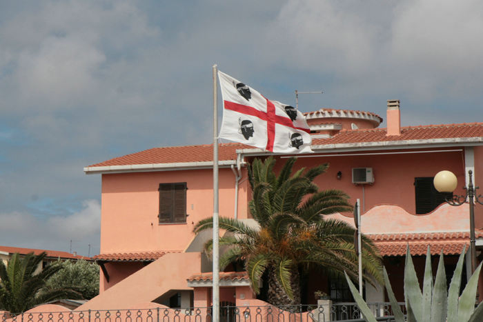 Vi undrede os lidt over det ’mærkelige’ flag, der var hejst på de fleste offentlige bygninger på Sardinien. Det viste sig at være Sardiniens officielle flag fra 1952 (ændret i 1999).