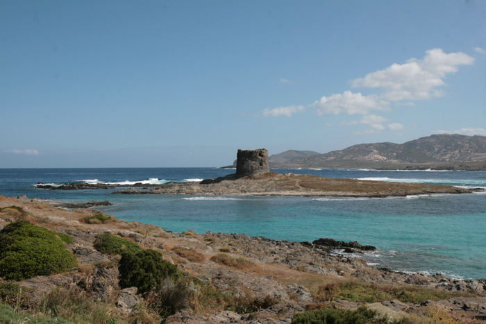 Strædet ved Capo Falcone nord for Stintino med det gamle vagttårn på øen Pelosa. I baggrunden ses den noget større ø Asinara.