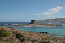 Strædet ved Capo Falcone nord for Stintino med det gamle vagttårn på øen Pelosa. I baggrunden ses den noget større ø Asinara.
