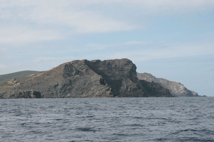 Vi sejlede gennem Passaggio dei Fornelli og syd på forbi Capo Falcone, som ses på billedet, og ned til Alghero. 