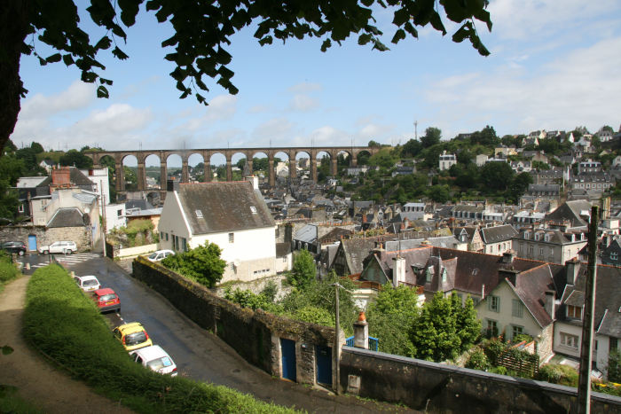 Udsigten ud over Morlaix. Uanset, hvor man befinder sig i Morlaix, ses den 58 meter høje
jernbanebro. Broen er bygget i 1861-63.