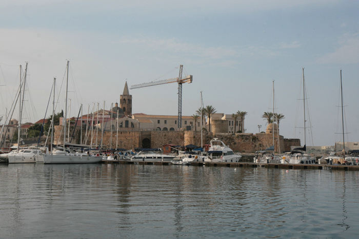 Alghero på Sardiniens vestkyst, den mest spanske by på øen; de flager sågar med det catalanske flag. Byen er grundlagt i 1100-tallet.