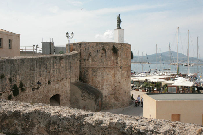 Torre di Sant’Erasmo på fæstningsmuren, der omkranser den gamle bydel i Alghero. Lige neden for lå de forskellige marinaer. 