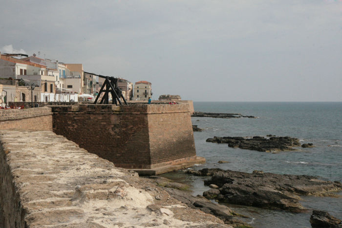 Bastioni Marco Polo, fæstningsværket ud mod syd, i den gamle bydel i Alghero. Der var lavet kopier af de gamle ’kastemaskiner’.   