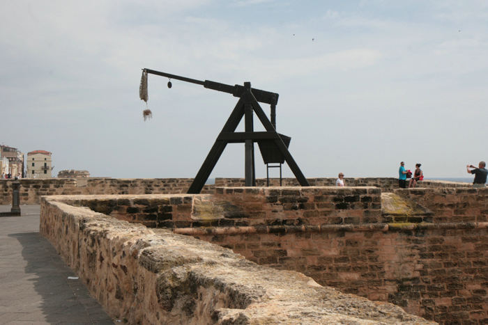 ’Kastemaskinen’ på Bastioni Marco Polo i Alghero. Den var beregnet til at kaste brændende fakler ud på skibe, der ville angribe fæstningen