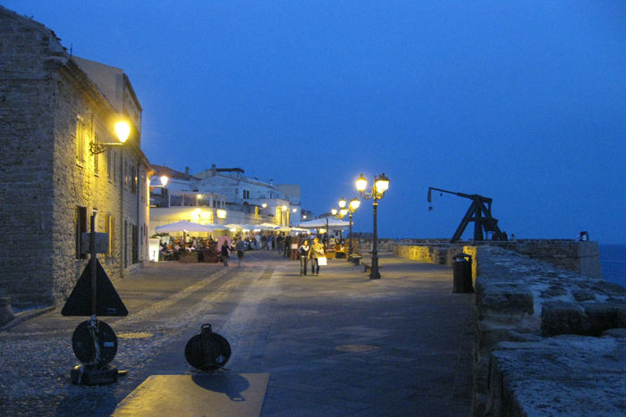 Aftenstemning på Bastioni Marco Polo i Alghero. Hele promenaden var fyldt med restauranter, hvorfra der var en flot udsigt ud over vandet.