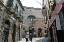 Via Roma i Alghero med Porta Terra for enden af gaden. Der var en stor udstilling omhandlende Gaudi. Udstillingen var fordelt over 6 museer/tårne, et af dem var Porta Terra. 