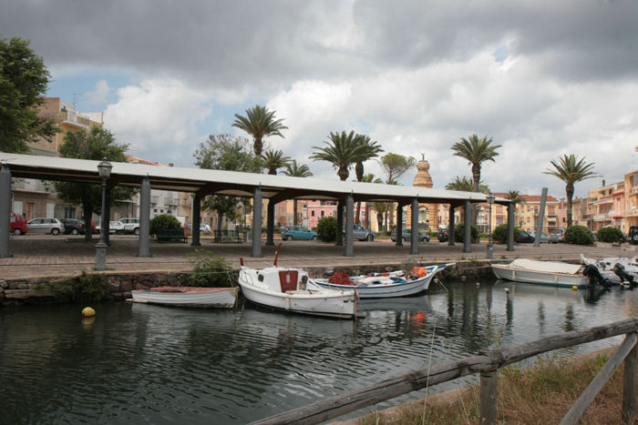 Carloforte på Isola di San Pietro. I forgrunden kanalen, der leder vand ind til Saline di Carloforte, i baggrunden Piazza Pegli med monumentet Al Caduti.