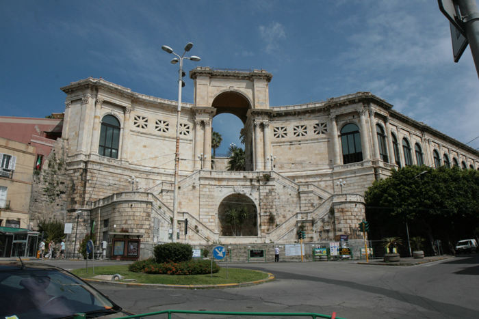 Bastione San Remy, den sydlige indgang til Castello i Cagliari. De gamle spanske forsvarsmure blev bygget om til det nuværende Bastione San Remy i det tidlige 1900-tal. 