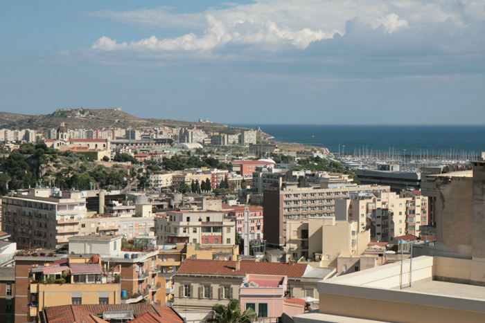 Udsigten oppe fra Bastione San Remy i Castello-kvarteret i Cagliari. Til højre i billedet ses marinaen, vi lå i.