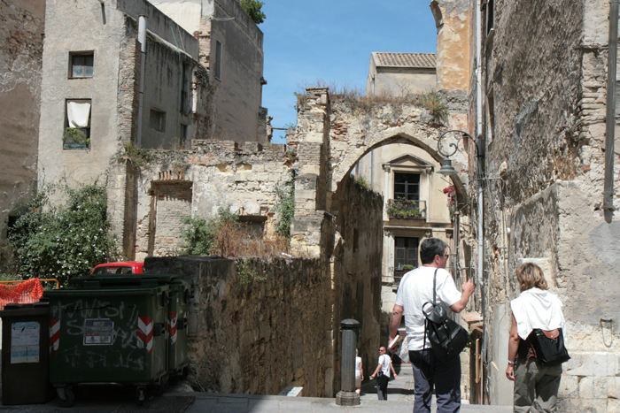 Gaderne/stræderne inde i Castello-kvarteret, den ældste del af Cagliari, er meget smalle. Det er ikke alle bygninger, der er lige velholdte, men det har også sin charme. 