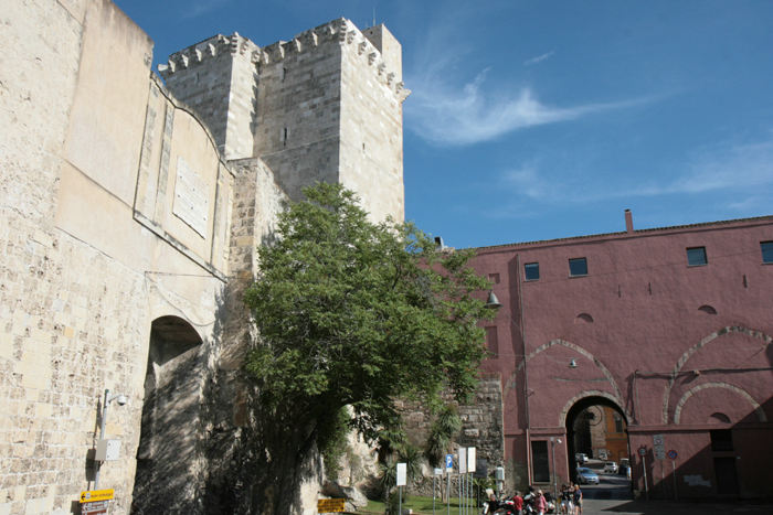 Torre di San Pancrazio er et af de markante og høje tårne, der findes i bymuren rundt om Castello i Cagliari. Tårnet er bygget i 1305.