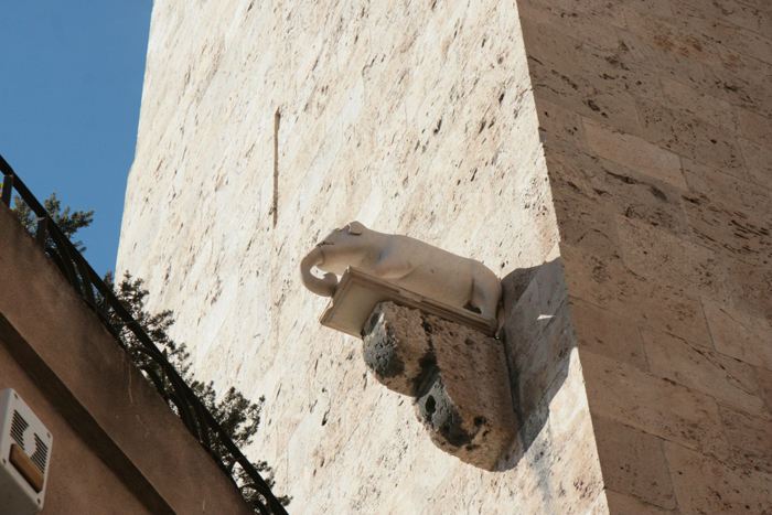 Et andet af de store tårne, der er bygget i muren ind til Castello-kvarteret i Cagliari, er Torre dell’Elefante. Tårnet har fået navn efter den figur, der sidder i muren på tårnet.