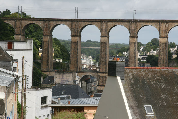 Udsigten fra Square du Château i Morlaix, ned mod havnen. Masterne fra bådene ses under jernbanebroen.