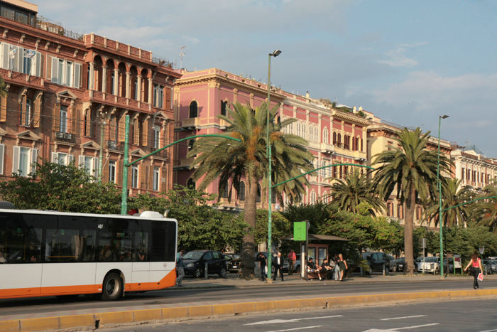 Boulevard Via Roma med de flotte bygninger. Via Roma ligger langs havnefronten og er centrum for busser, sporvogne og turistfærger.