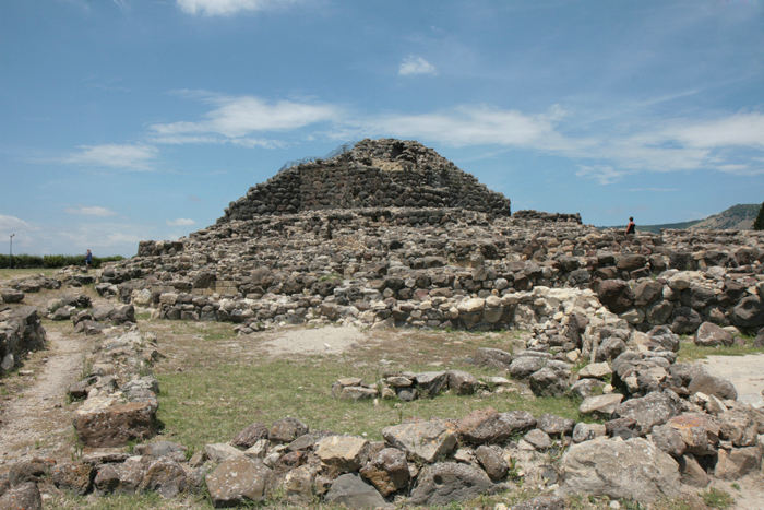 Vi havde lejet bil nogle dage for at se det indre af Sardinien. Vort første stop var Su Nuraxi, den største nuraghe-fæstning der er udgravet; der findes ca. 8000 af slagsen på Sardinien. 