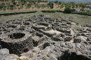 Udsigten oppe fra borgtårnet på Su Nuraxi ud over den omliggende bebyggelse. Nuraghe-fæstningerne er fra 1500-tallet f.Kr. og var beboet i ca. 2000 år. 
