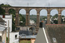 Udsigten fra Square du Château i Morlaix, ned mod havnen. Masterne fra bådene ses under jernbanebroen.